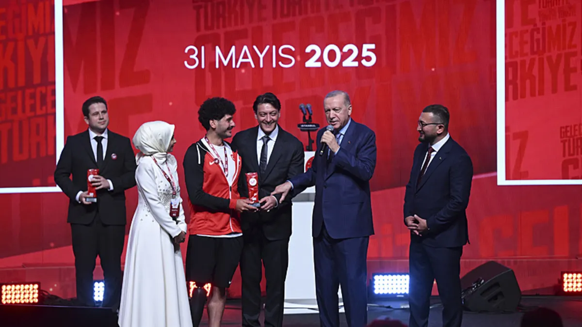 Başkan Recep Tayyip Erdoğan bizzat takdim etti! Türkiye Gençlik Zirvesi ödülleri sahiplerini buldu
