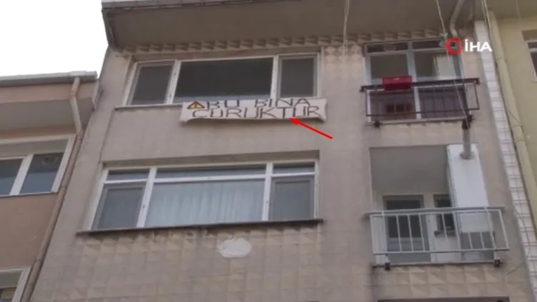 Kadıköy’de evi boşaltan kiracıdan vatandaşlara pankartlı uyarı: “Bu bina çürüktür”