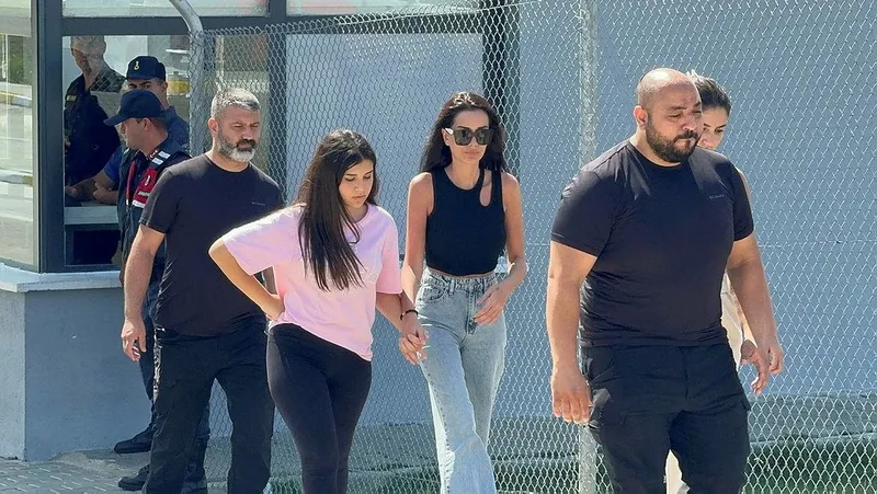 1725369775373.jpeg Dilan Polat'ın yanında çocukları da bulunuyordu.