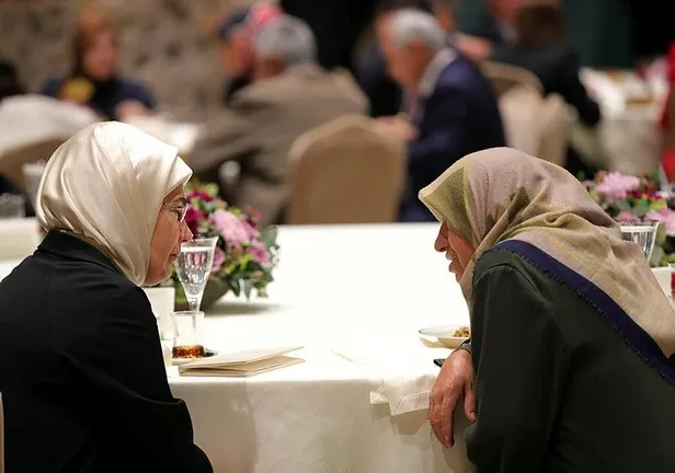 baskan-erdogan-siddet-magduru-kadinlarin-aileleri-ile-iftarda-bulustu-ulkemizi-kadin-cinayetleri-ayibindan-kur-1650056392616.jpeg