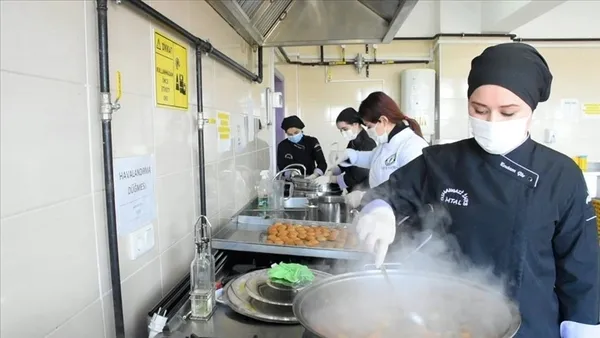 meslek-liseleri-2021de-ekonomiye-300-milyon-lira-katkida-bulundu-milli-egitim-bakani-mahmut-ozer-hedefi-buyuttu-1631883456961.jpg Meslek liseleri, 2021'de ekonomiye 300 milyon lira katkıda bulundu! Milli Eğitim Bakanı Mahmut Özer hedefi büyüttü-2