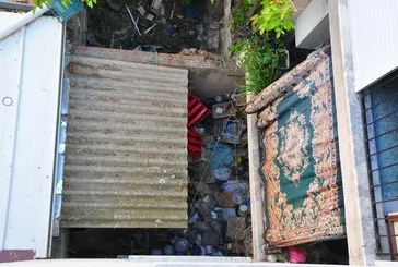 Manisa’da 10 yıldır çöp ev kabusu: Maskesiz gezemiyorlar