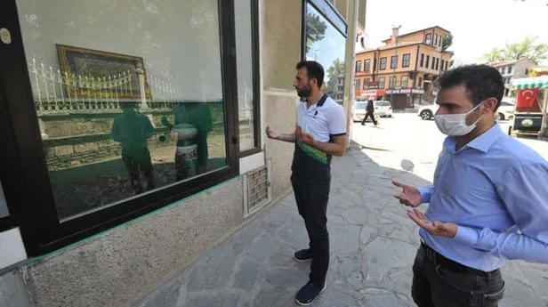 Bursa'da Osmanlı alimlerinden Takkeci Sinan Hoca Türbesi'nin üzerine bina yapıldı! Yoldan geçen bina önünde durup dua etmeye başladı-3