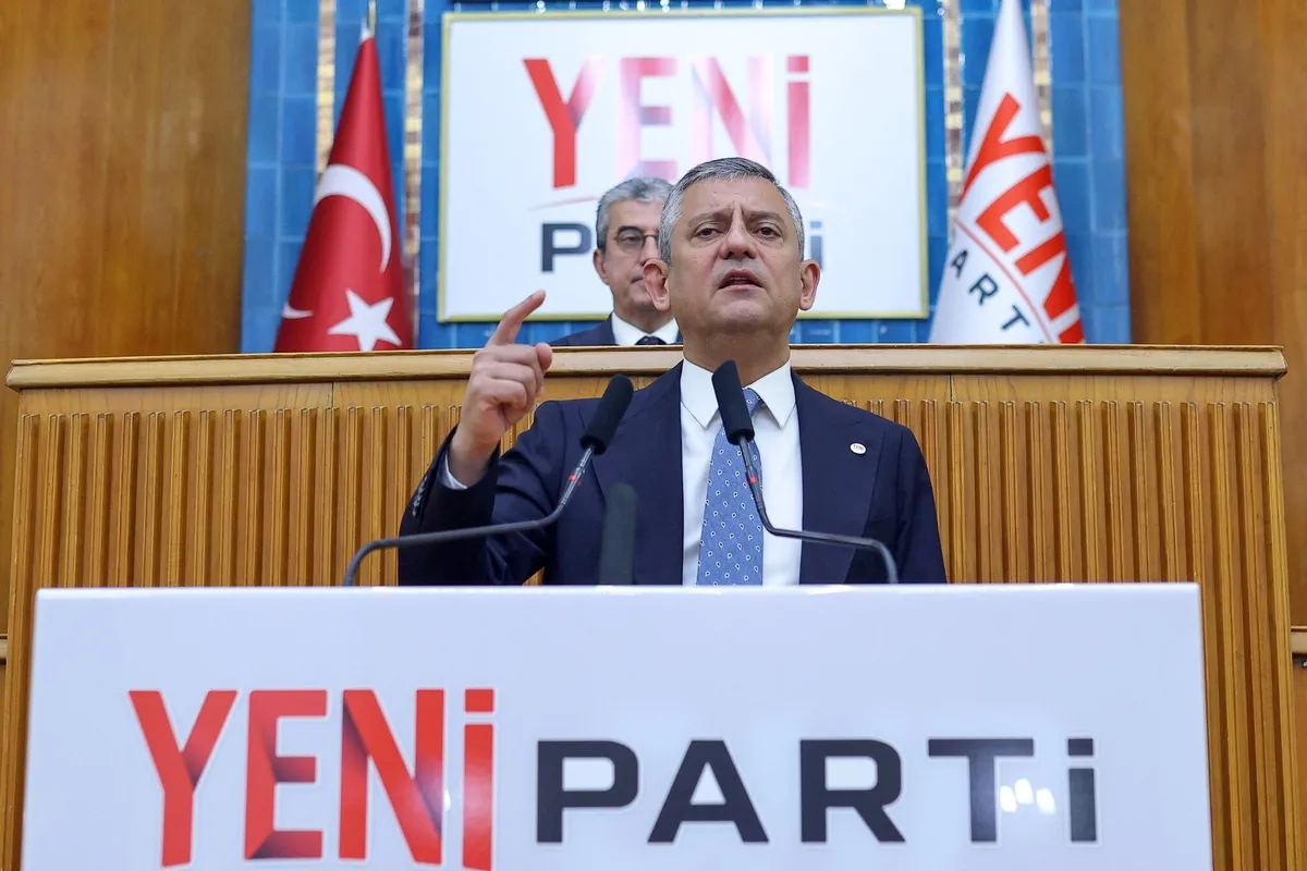 ozgur-ozel-topal-ordek-kaldi-sisirilmis-anketlerde-yeni-partiyi-kurtaramadi-3-arastirmada-tek-birinci-ak-parti-1786681890762.jpeg Özgür Özel "topal ördek" kaldı! YENİ Parti'nin anket balonu patladı: 3 araştırmada tek birinci AK Parti-2