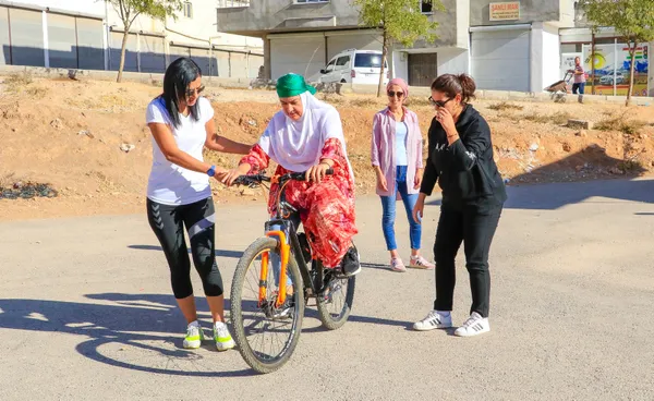 mardin-derikte-3-cocuk-annesi-sevdet-baki-5-ayda-ilcedeki-72-kadina-bisiklet-surmeyi-ogretti-1634022671120.jpg Mardin Derik'te 3 çocuk annesi Sevdet Baki 5 ayda ilçedeki 72 kadına bisiklet sürmeyi öğretti-7