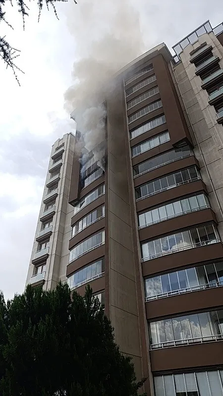 baskentte-yangin-alarmi-14-katli-binadan-dumanlar-yukseldi-1752844532660.jpeg