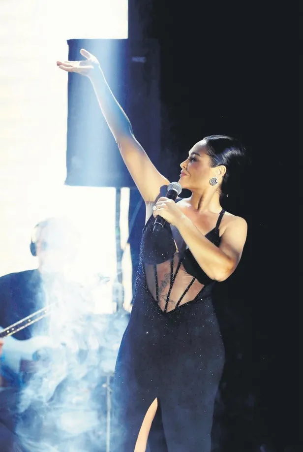 irem-dericiden-ikinci-sans-cem-belevini-gul-jestini-gozlere-soktu-1642358752018.jpeg İrem Derici'den ikinci şans! Cem Belevi'nin gül jestini gözlere soktu-5