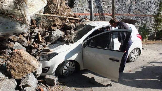 Beykoz'da istinat duvarı çöktü! Araçlar altında kaldı-7