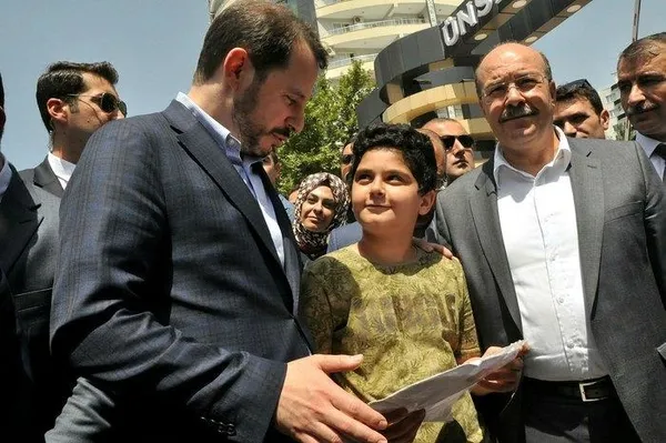 Bakan Albayrak'tan çocuklara karne hediyesi-4