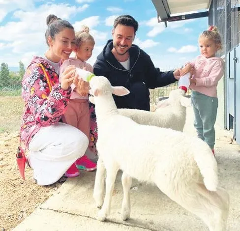 rufat-ismayil-paris-fashion-weekte-boy-gosterdi-gunay-musayeva-podyumun-tozunu-attirdi-1633383908180.jpeg Rufat İsmayil Paris Fashion Week'te boy gösterdi! Günay Musayeva podyumun tozunu attırdı-12