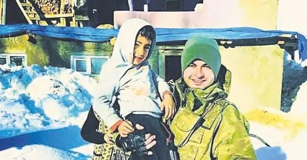 Şehit Çavuş Yavuz Kahraman ile terör kurbanı Ayaz Güloğlu fotoğraf çektirmiş