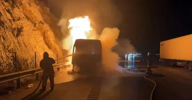 Mersin'de otoyolda 8 ton kömür yüklü TIR yandı