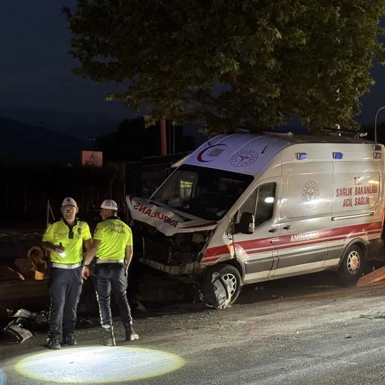 Ambulans ve otomobil çarpıştı