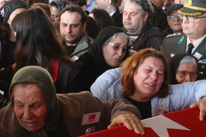 İZMİR'DE SON YOLCULUĞUNA UĞURLANDI-2