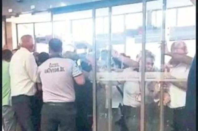 CHP'li İzmir Büyükşehir Belediyesi tarafından mesajla kovulan işçiler meclis toplantısını bastı: İşimizi geri istiyoruz