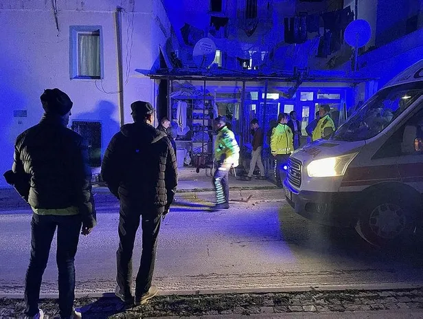 sosyal-medya-tartismasi-bodrumu-karistirdi-sokak-savas-alanina-dondu-bicak-sopa-kaldirim-tasi-1647552736020.jpeg Sosyal medya tartışması Bodrum'u karıştırdı! Sokak savaş alanına döndü: Bıçak, sopa ve kaldırım taşı...-4
