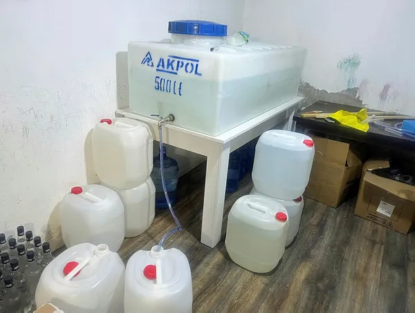 Son dakika: Beykoz'da sahte içki imalathanesine baskın: Şüphelilerin bondrol kandırmacası-4