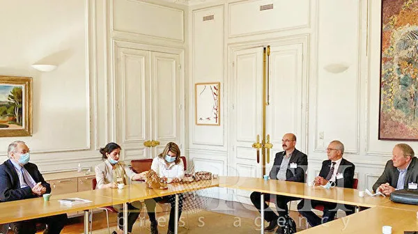 Ankara Büyükşehir Belediyesi Başkanı Mansur Yavaş, YPG’li terörist Leila Mustapha ile aynı yerden ödül aldı