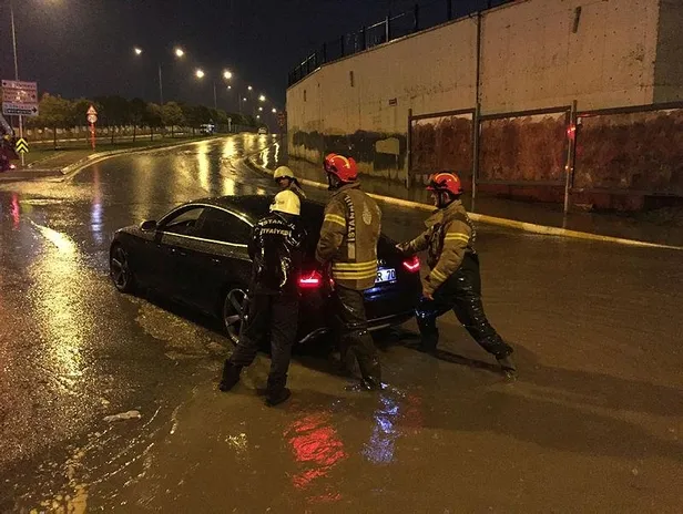 İstanbul'da sağanak sonrası yollar göle döndü, araçlar yolda mahsur kaldı-1