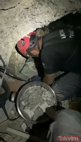 Zeynep Bastık bul kızlarımızı! Deprem enkazından 99 saat sonra çıkan Ayfer Gül Beyaz Gül'le hayata tutundu - 16