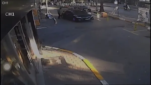 otomobille-ezmeye-calisti-kontrolu-kaybedince-dukkana-daldi-yer-beyoglu-1657802404869.jpg Otomobille ezmeye çalıştı kontrolü kaybedince dükkana daldı! Yer: Beyoğlu-3