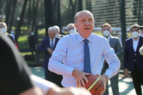 Başkan Erdoğan Ümraniye Millet Bahçesi'nde gençlerle basketbol oynadı-2