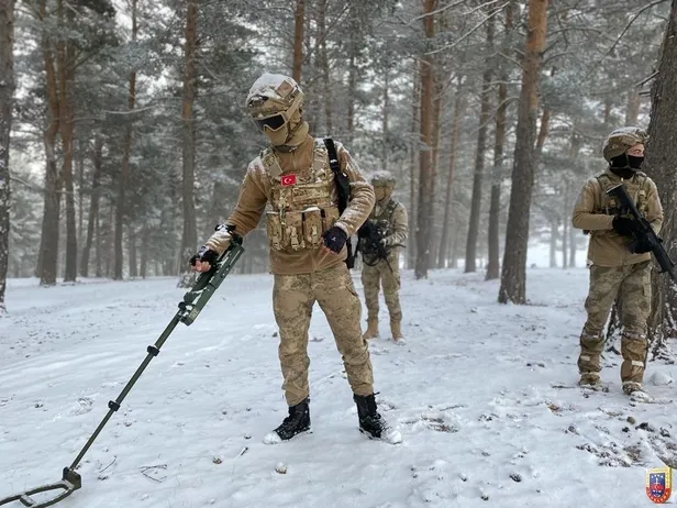 film-sahnesi-degil-hayatin-ta-kendisi-komandolarimizin-operasyon-goruntuleri-1640539434087.jpeg Film sahnesi değil hayatın ta kendisi! Komandolarımızın operasyon görüntüleri...-5