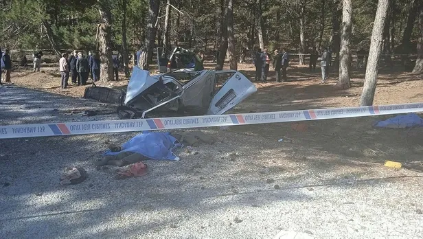 Afyonkarahisar'da öğrenci servisi devrildi: Ölü ve yaralılar var-4