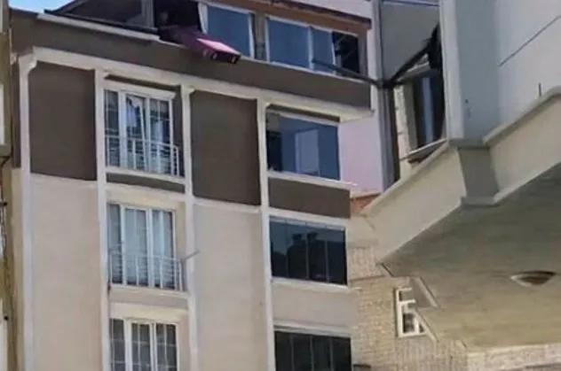 İstanbul'da akılalmaz görüntü! 5'inci kattan aşağı attılar