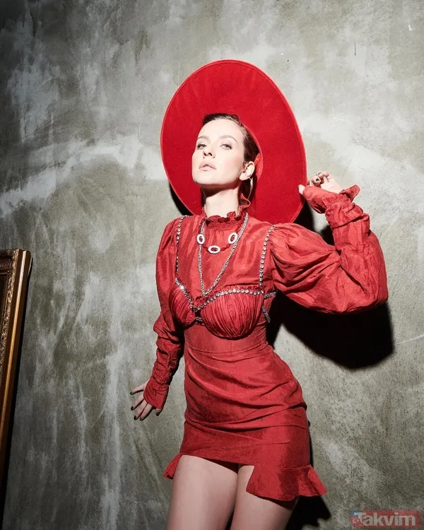 İrem Helvacıoğlu kırmızılar içinde paylaştı! Süper minisiyle boy gösterdi sosyal medya alev aldı! İlk yorum bakın kimden... - 7