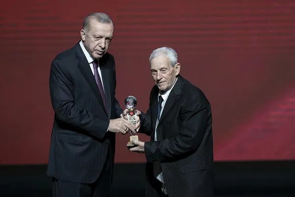 baskan-erdogandan-odul-alan-91-yasindaki-karatabak-ustasi-heyecandan-uyuyamamis-erdogana-bunlari-soyledi-ben-yukumu-al-yukum-cok-agir-1642077476598.jpg Başkan Erdoğan'dan ödül alan 91 yaşındaki 'karatabak' ustası heyecandan uyuyamamış! Erdoğan'a bunları söyledi: Ben yükümü al yüküm çok ağır-4