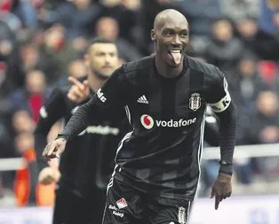 Atiba 1 sezon daha Beşiktaş’ta