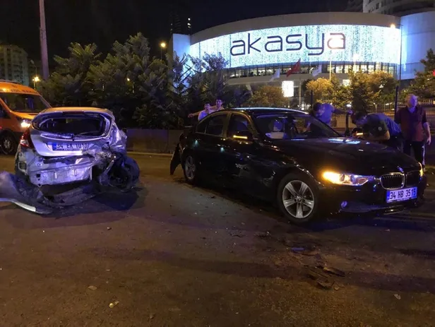 Karı-koca Kadıköy'ü savaş alanına çevirdi! 8 araç birbirine girdi: 7 yaralı-2