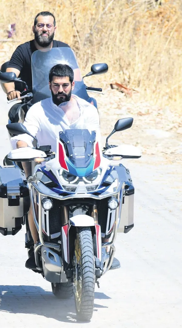 Mustafa Sandal, sosyetik sevgilisi Melis Sütşurup ile tatilde-3