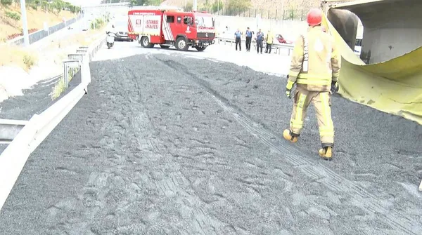 Son dakika: TEM Otoyolu'nda Kağıthane mevkiinde çakıl yüklü hafriyat kamyonu devrildi-4
