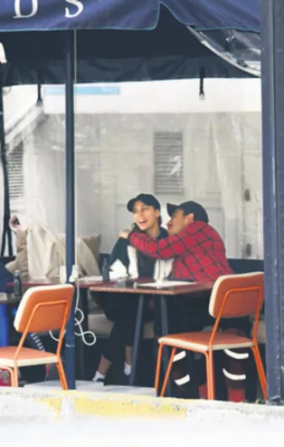 Öykü Karayel ve Can Bonomo'dan öpücük şov!