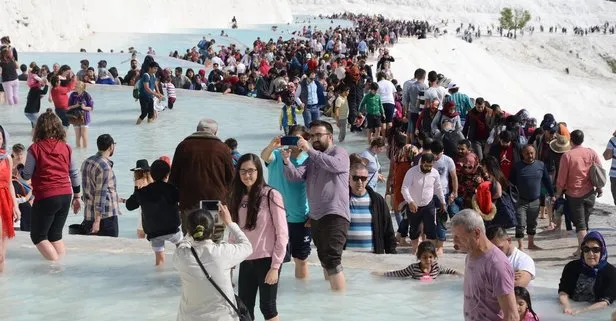 Pamukkale’ye turist akını! 3 saatte 15 bin kişi ziyaret etti