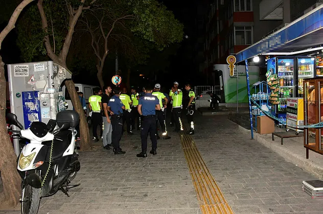 İzmir'de kimlik soran polise bıçak çeken şahıs vuruldu