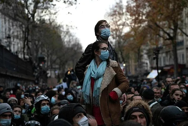 Macron'un polisleri dehşet saçtı! Fransa sokaklarında İslamofobi protesto edildi-10