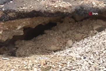 İstanbul Çatalca'da yoğun yağış nedeniyle yol çöktü, araçlar çukurlara düştü!