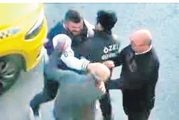 Başakşehir’de taksici kavgası: Genç şoför yaşlı meslektaşına tokat attı