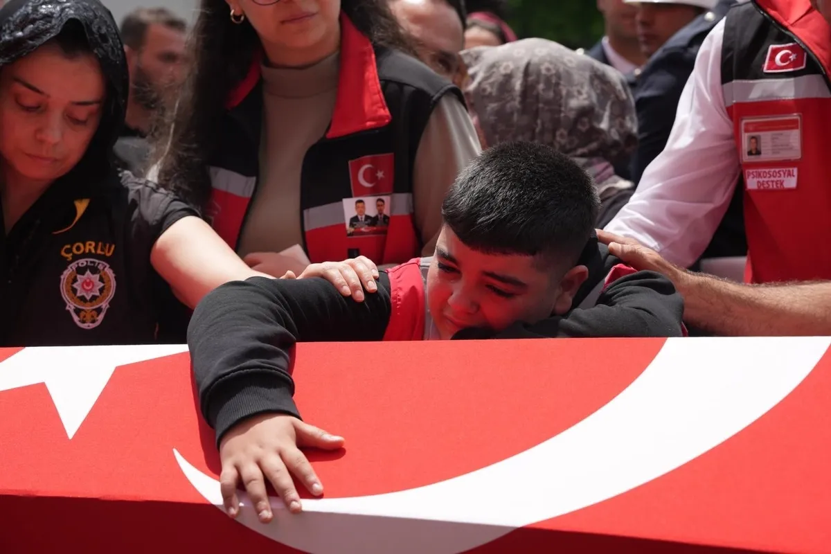 1779103997225.jpeg Tekirdağ şehit polislerini uğurladı... Binler sokağa döküldü | Eşinin tabutuna sarıldı: "Evladımız bana emanet"-6