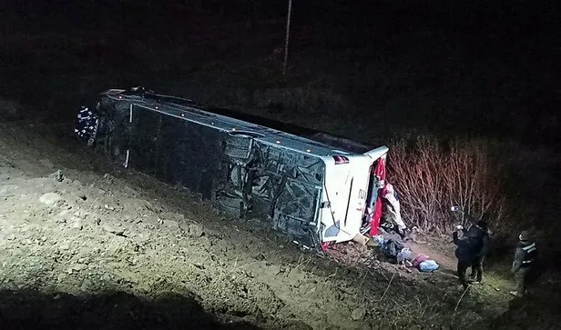 son-dakika-sivasta-yolcu-otobusu-devrildi-cok-sayida-yarali-var-1617307459957.jpeg Son dakika: Sivas'ta yolcu otobüsü devrildi! Çok sayıda yaralı var...-2