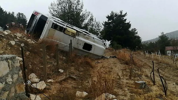 Son dakika: Denizli'de yolcu midibüsü devrildi: 1 ölü, 20 yaralı-1