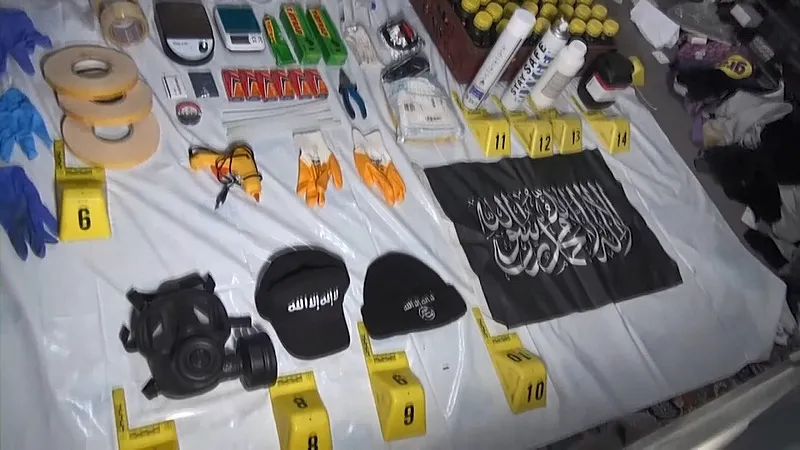 Bombalı eylem hazırlığında olan 2 DEAŞ'lı terörist yakalandı (DHA)