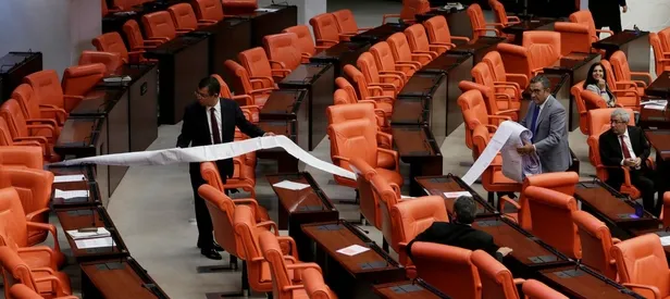 CHP'li Tanrıkulu'ndan Meclis'te kürsü şov