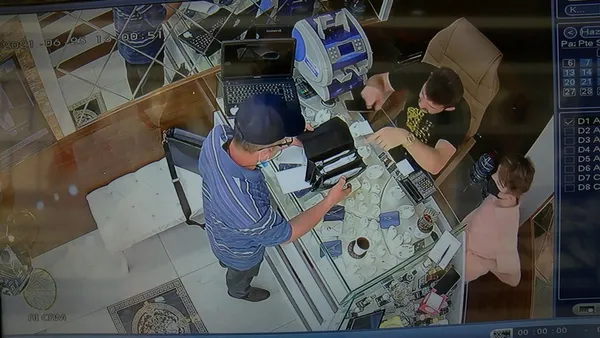 istanbul-kucukcekmecede-kuyumcunun-800-bin-lira-dolandirildigi-anlar-kamerada-1624616493389.jpg İstanbul Küçükçekmece'de kuyumcunun 800 bin lira dolandırıldığı anlar kamerada-9