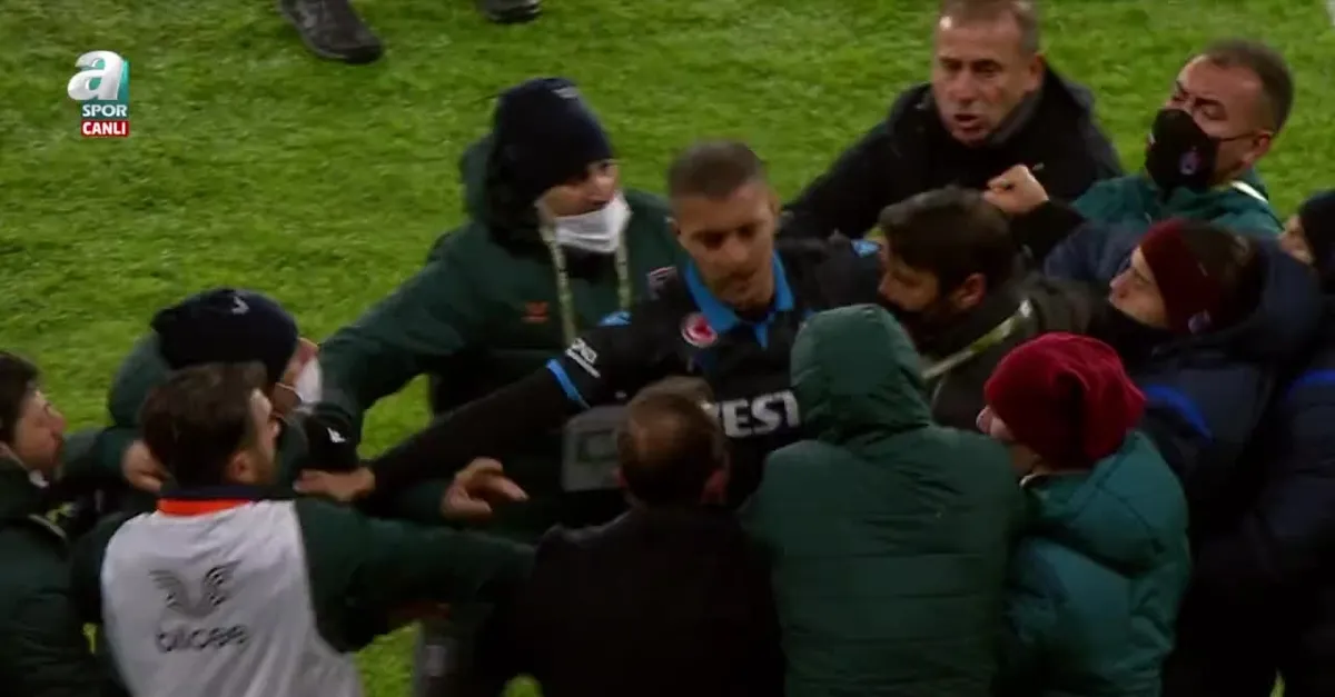 Başakşehir - Trabzonspor maçında ortalık karıştı! Kırmızı kartlar havada uçuştu