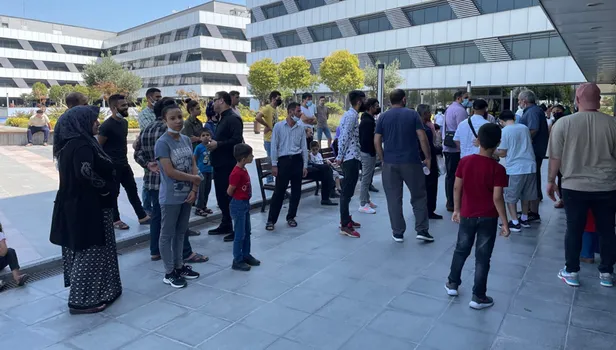 "Dayakla tedavi" yapan şarlatan Mala Ali Kürdistani'nin mühürlenen ofisi önünde hala bekliyorlar