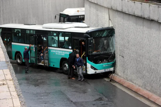 Kayseri'de özel halk otobüsü alt geçitte kaza yaptı: 8 yaralı-3